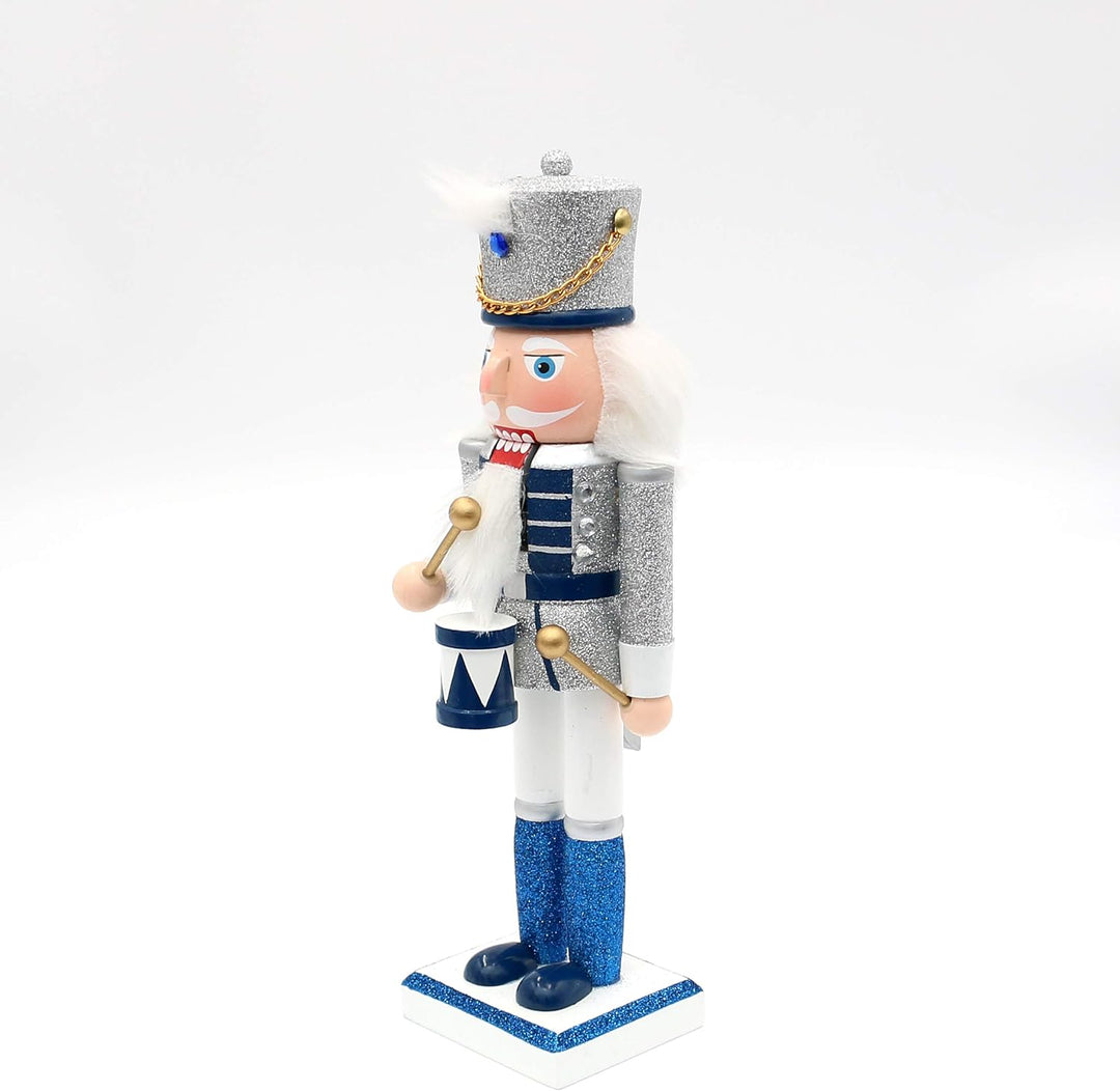 Dekohelden24 Holz Nussknacker Trommler in Silber/blau/weiss, mit Glitter, Masse L/B/H: 7,5 x 7 x 26