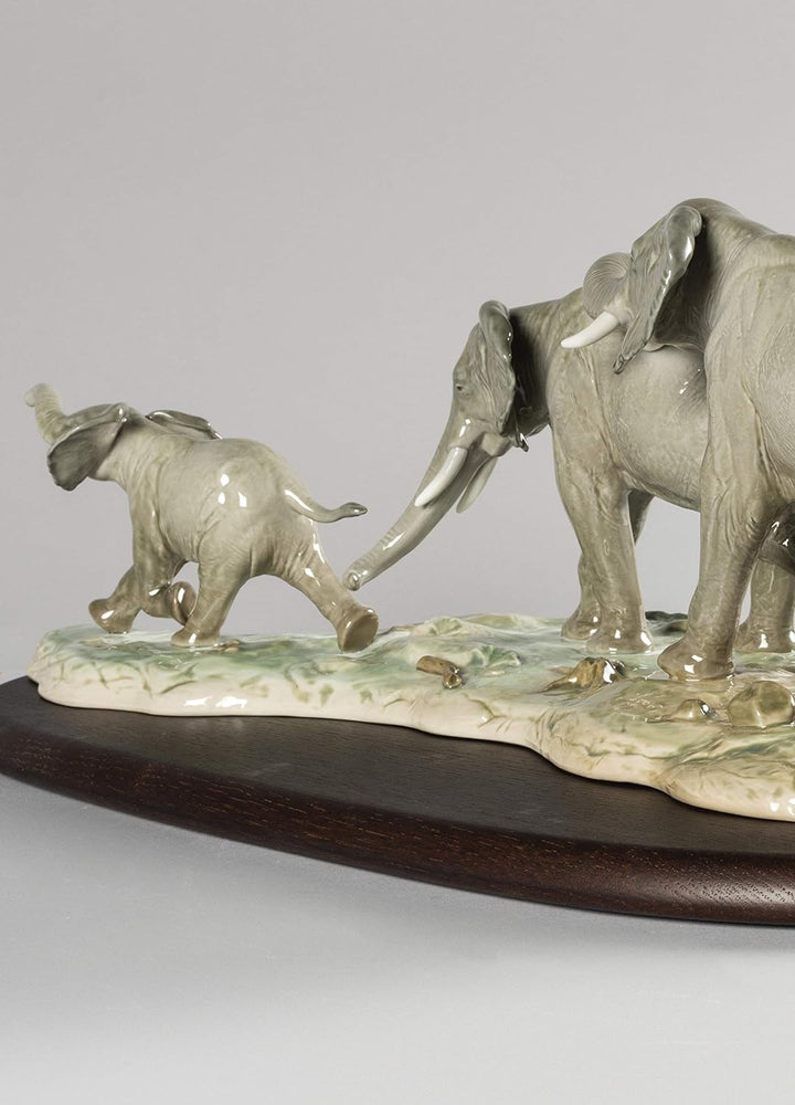 LLADRÓ Elefant-Skulptur Wir Treten In Deine Fussstapfen. Elefant. Porzellan.