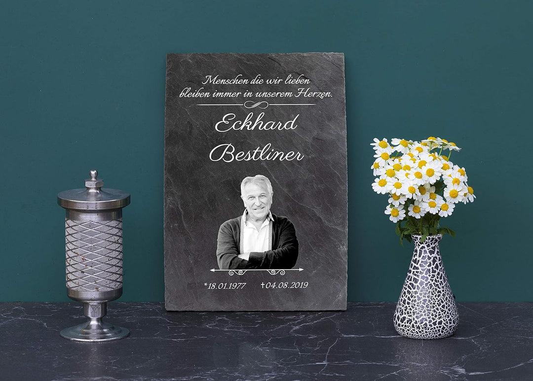 wandmotiv24 Schiefertafel Trauer, Gedenktafel Verstorbene Hochformat 20x30cm Personalisiert Name + D