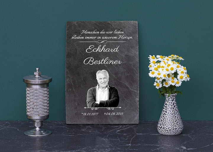 wandmotiv24 Schiefertafel Trauer, Gedenktafel Verstorbene Hochformat 20x30cm Personalisiert Name + D