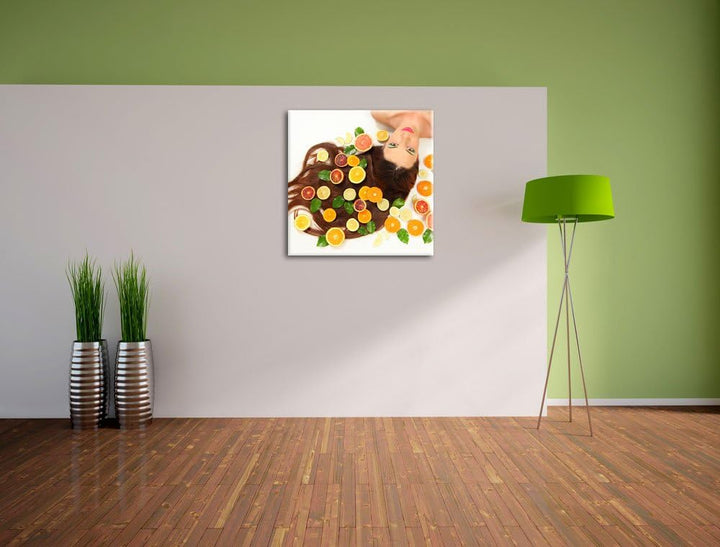 Pixxprint Hübsche Frau mit Obstscheiben als Leinwandbild Quadratisch/Grösse: 70x70 / Wandbild/Kunstd