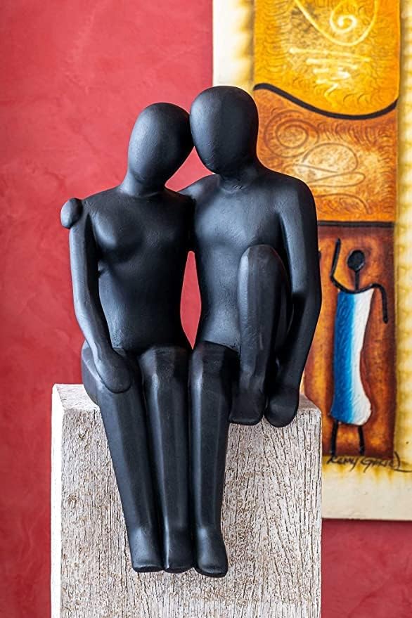 IDYL Moderne Skulptur Figur Sandsteinguss Sitzendes Liebespaar | wetterfest | schwarz | 29x27x55 cm