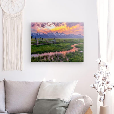 PICANOVA – Leinwandbild 100x75cm Felder und Berge Sonnenuntergang – Leinwanddruck – Wandbild Kunstdr