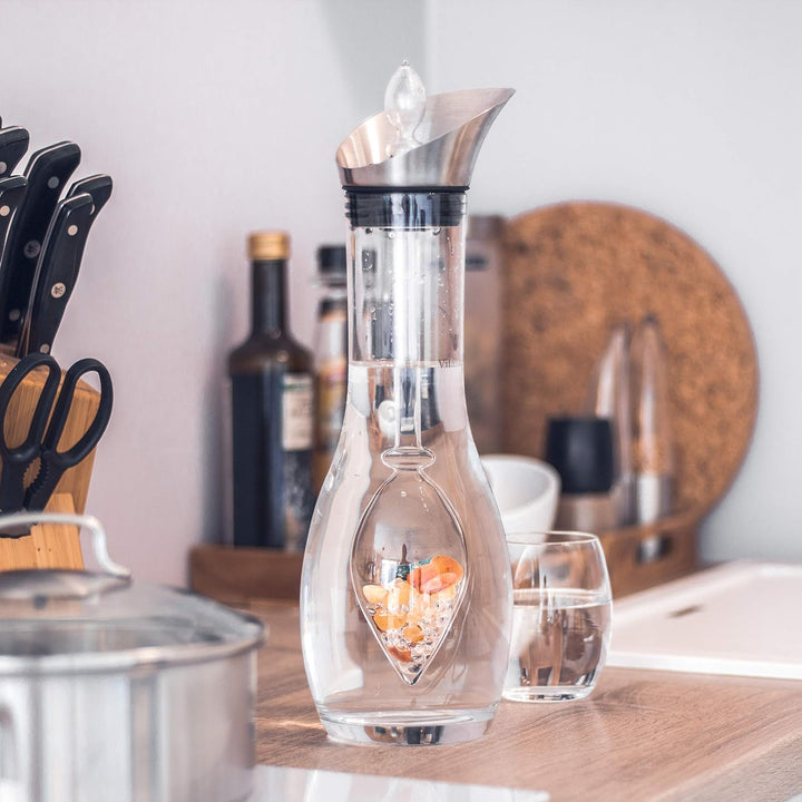 VitaJuwel HAPPINESS Edelsteinwasserset für Zuhause (Karaffe Era & Phiole) mit Jade, Orangencalzit, K