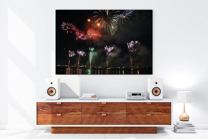 aufsteigendes Feuerwerk in der Nacht Format: 80x60 als Leinwandbild, Motiv fertig gerahmt auf Echtho