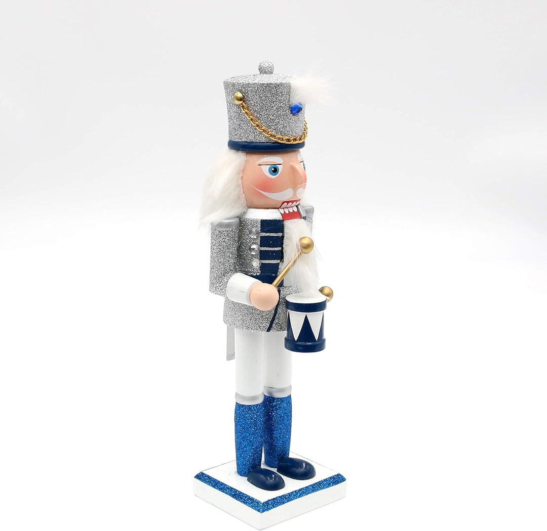 Dekohelden24 Holz Nussknacker Trommler in Silber/blau/weiss, mit Glitter, Masse L/B/H: 7,5 x 7 x 26