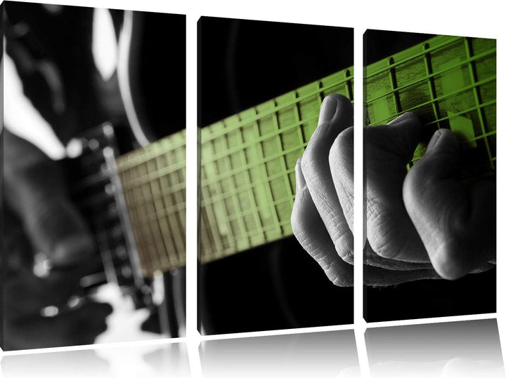 Mann spielt auf E-Gitarre schwarz/weiss 3-Teiler Leinwandbild 120x80 Bild auf Leinwand, XXL riesige