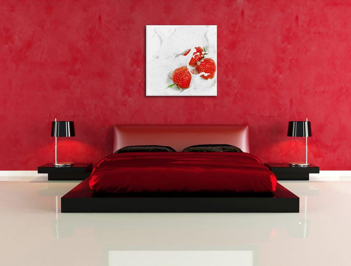 Pixxprint Erdbeeren Schwimmen in Milch als Leinwandbild Quadratisch/Grösse: 70x70 / Wandbild/Kunstdr