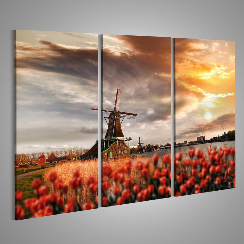 Bild auf Leinwand Traditionelle Holländische Windmühlen Mit Roten Tulpen In Zaanse Schans Amsterdam