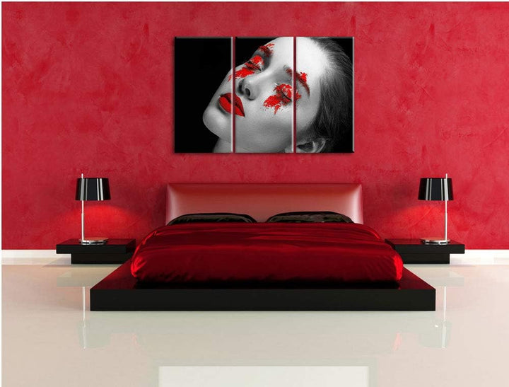 Frau mit roten Pulver auf Lippen und Augen schwarz/weiss 3-Teiler Leinwandbild 120x80 Bild auf Leinw