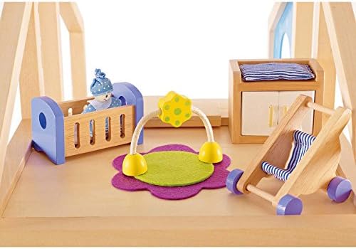 Hape E3401 - Vier-Jahreszeiten Haus (möbliert), Puppenhaus mit Zubehör, aus Holz & E3459 - Babyzimme