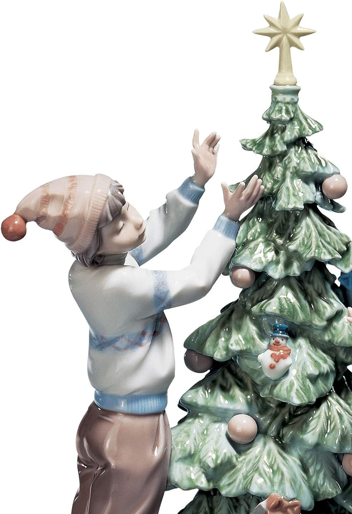 LLADRÓ Figur Den Weihnachtsbaum Schmücken. Weihnachtsbaum. Porzellan.