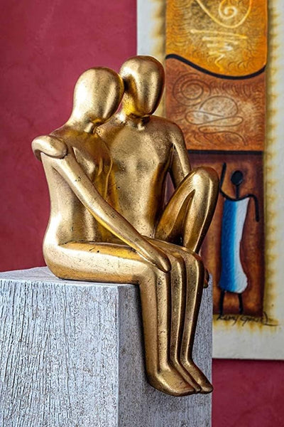 IDYL Moderne Skulptur Figur Sandsteinguss Sitzendes Liebespaar | goldfb. | 29x27x55 cm | Dekorations