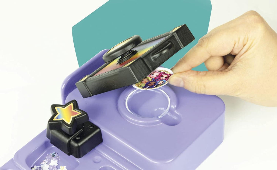 CLEMENTONI 18726 Rainbow High – Pins Machine – Set zum Erstellen von personalisierten Broschen, krea