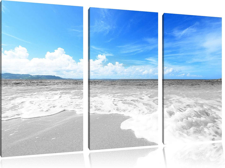 Sandstrand mit Welle bei azurblauen Himmel schwarz/weiss 3-Teiler Leinwandbild 120x80 Bild auf Leinw