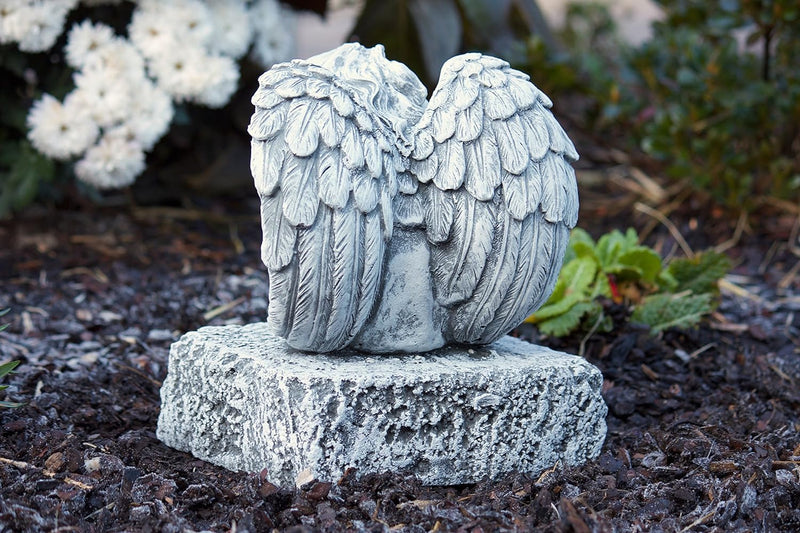 stoneandstyle Steinfigur Engel auf Fels sitzend, massiver Steinguss, Frost- und wetterfest bis -30°C