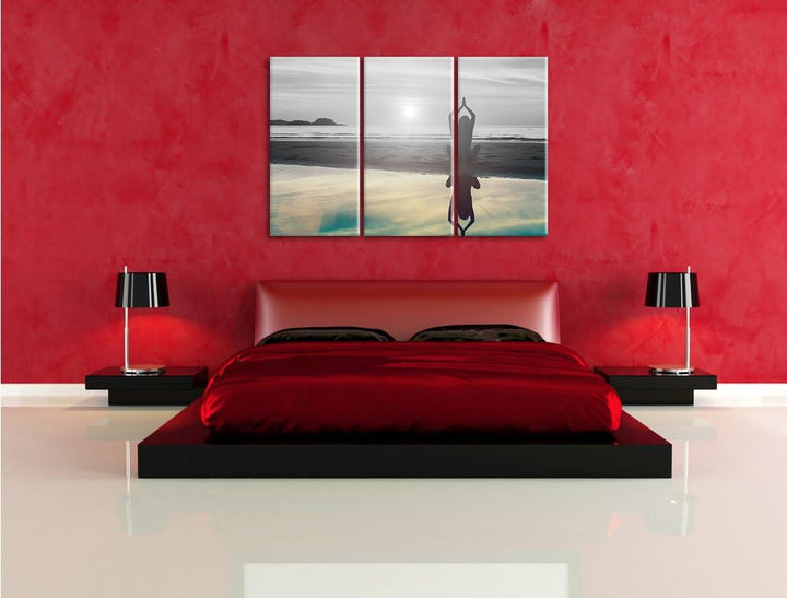 Pixxprint Frau in Einer Yogapose am Strand B&W Detail 3-Teiler Leinwandbild 120x80 Bild auf Leinwand