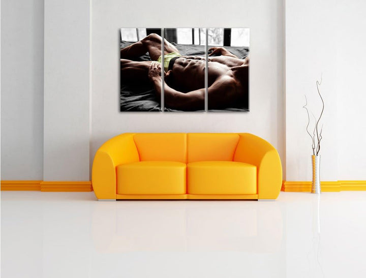Pixxprint Muskulöser Mann im Bett B&W Detail 3-Teiler Leinwandbild 120x80 Bild auf Leinwand