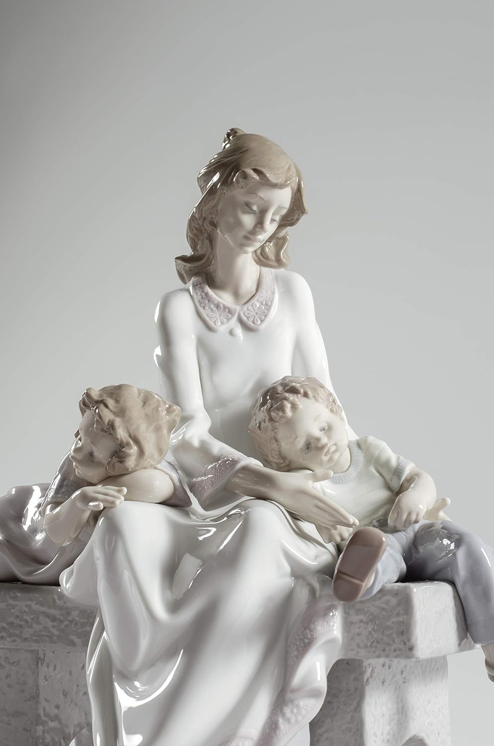 LLADRÓ Mutter Figur Müde Vom Spielen. Mutter. Porzellan.