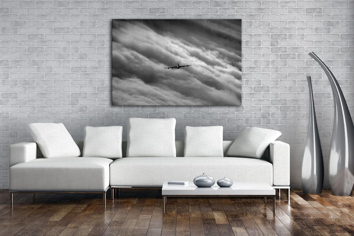 Militärflugzeug in den Wolken Effekt: Schwarz/Weiss im Format: 80x60 als Leinwandbild, Motiv fertig