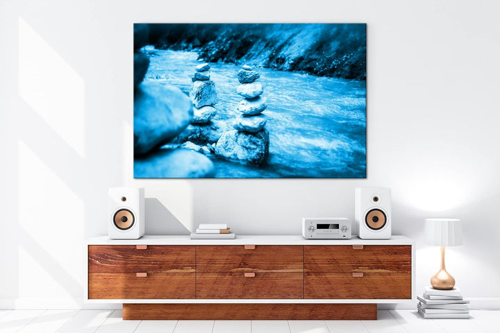 deyoli gestapelte Steine am Flussufer Format 80x60 Effekt: Monocrome Blau als Leinwandbild, Motiv fe