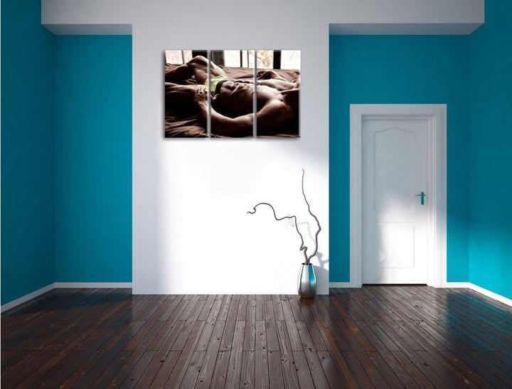Pixxprint Muskulöser Mann im Bett als Leinwandbild | Grösse: 3 Teilig (120x80) | Wandbild| Kunstdruc