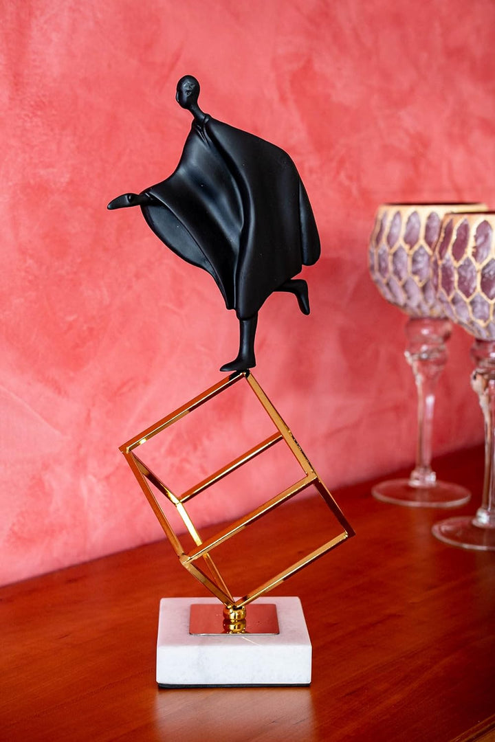 IDYL Moderne Skulptur Figur Resin mit Metall Mann auf Würfel |Masse: 15x15x43 cm | Material: Polyres