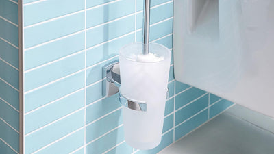 tesa KLAAM WC-Garnitur, satiniertes Glas und verchromter Edelstahl - Toilettenbürsten-Set zur Wandbe