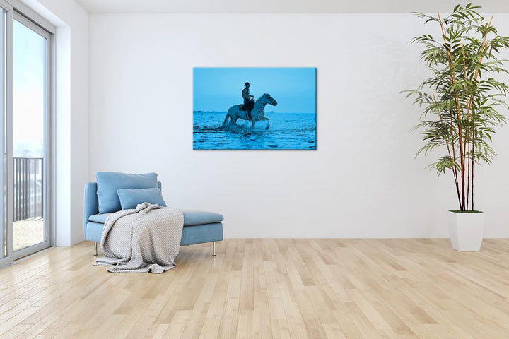 Cowboy reitet auf dem Wasser Format 80x60 Effekt: Monocrome Blau als Leinwandbild, Motiv fertig gera