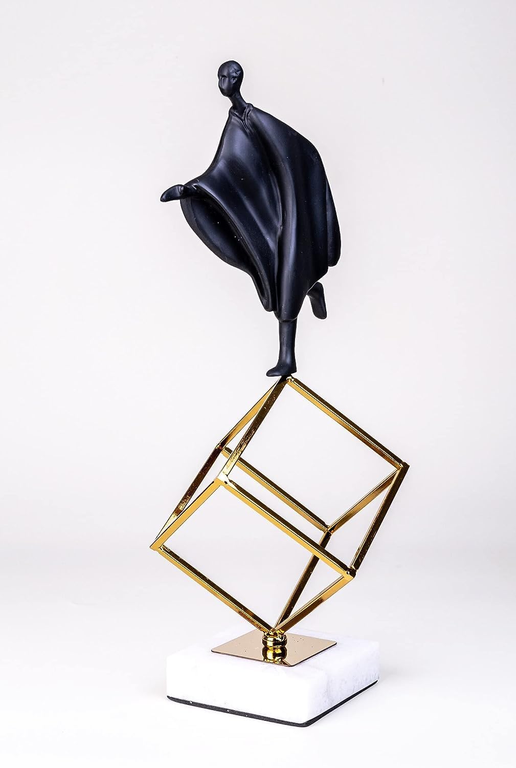 IDYL Moderne Skulptur Figur Resin mit Metall Mann auf Würfel |Masse: 15x15x43 cm | Material: Polyres