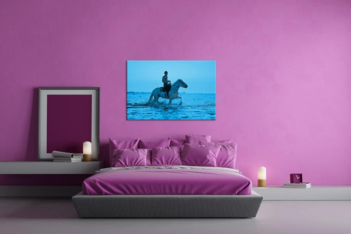 Cowboy reitet auf dem Wasser Format 80x60 Effekt: Monocrome Blau als Leinwandbild, Motiv fertig gera