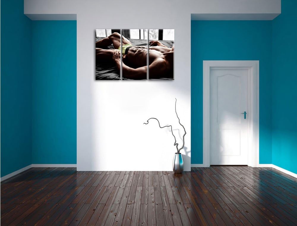 Pixxprint Muskulöser Mann im Bett B&W Detail 3-Teiler Leinwandbild 120x80 Bild auf Leinwand