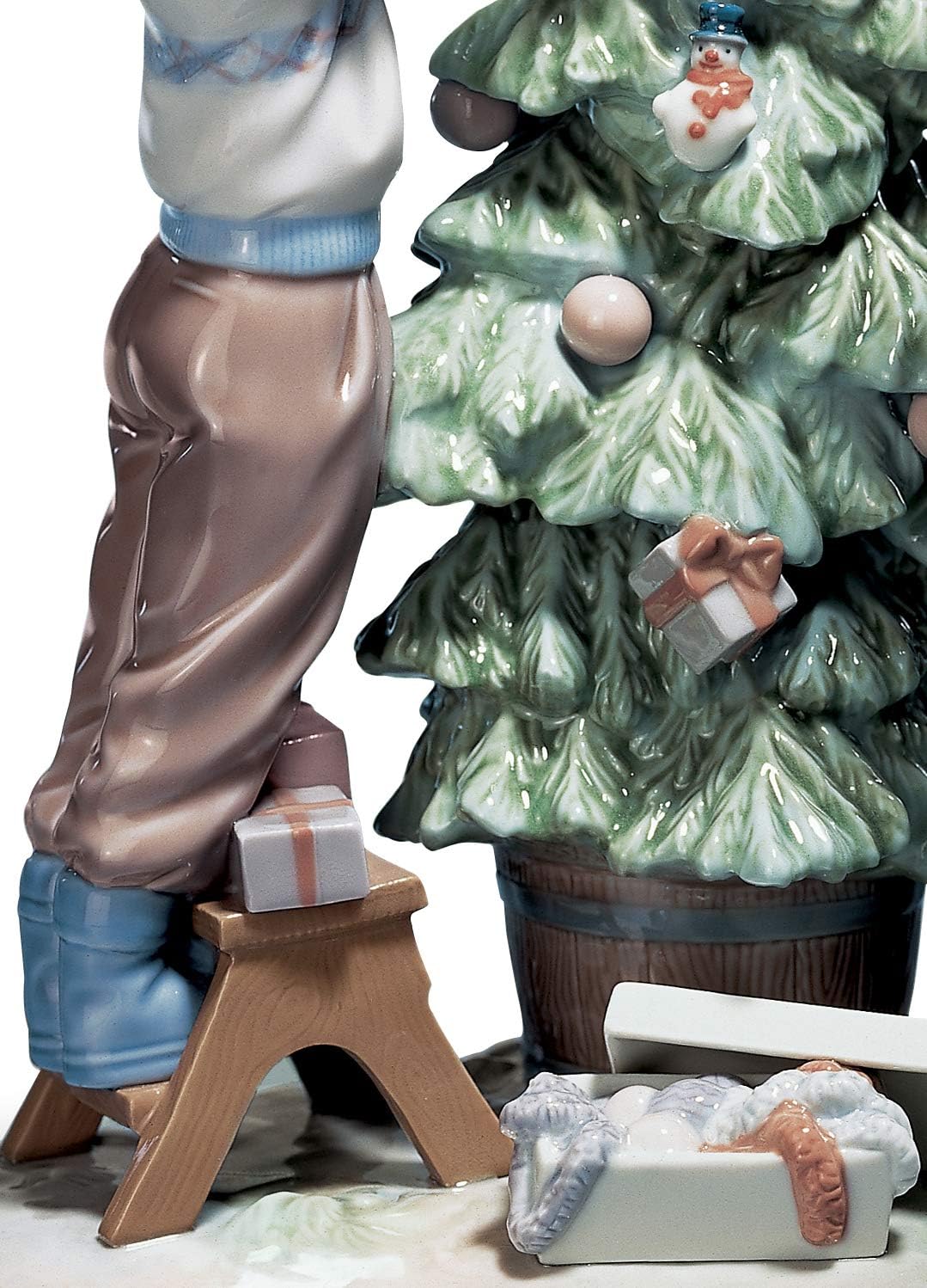LLADRÓ Figur Den Weihnachtsbaum Schmücken. Weihnachtsbaum. Porzellan.