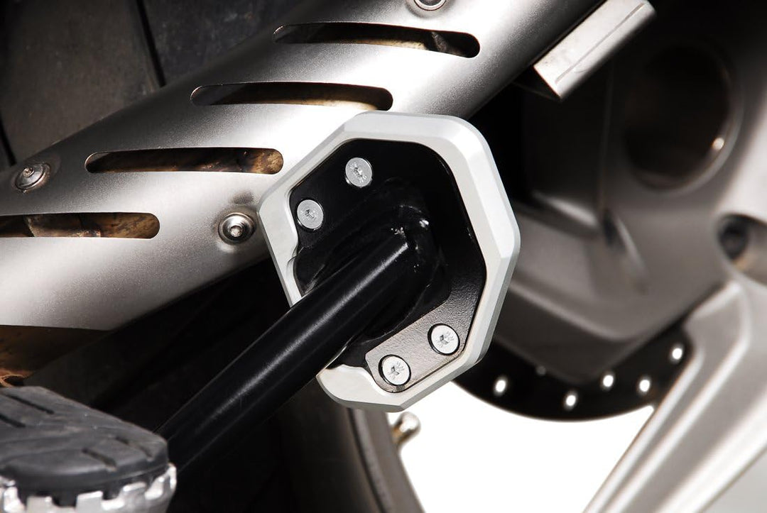 SW-MOTECH Seitenständerfuss-Verbreiterung Schwarz/Silbern. BMW R1200GS / R1200GS Adventure.