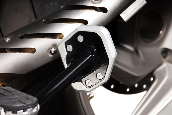 SW-MOTECH Seitenständerfuss-Verbreiterung Schwarz/Silbern. BMW R1200GS / R1200GS Adventure.