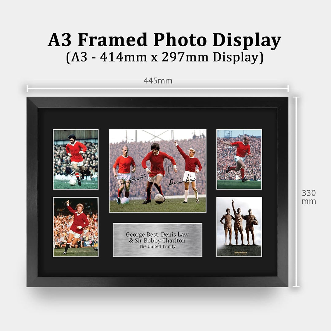 HWC Trading FR A3 Best Charlton Law The United Holy Trinity Geschenke Gedruckt, Signiert Autogramm B