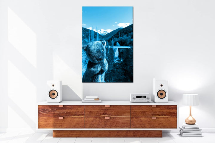 deyoli niedlicher Wombat mit traumhafter Landschaft Format 100x70 Effekt: Monocrome Blau als Leinwan