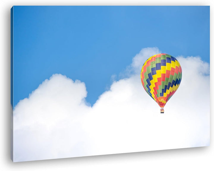 bunter Heissluftballon in der Luft Format: 80x60 als Leinwandbild, Motiv fertig gerahmt auf Echtholz