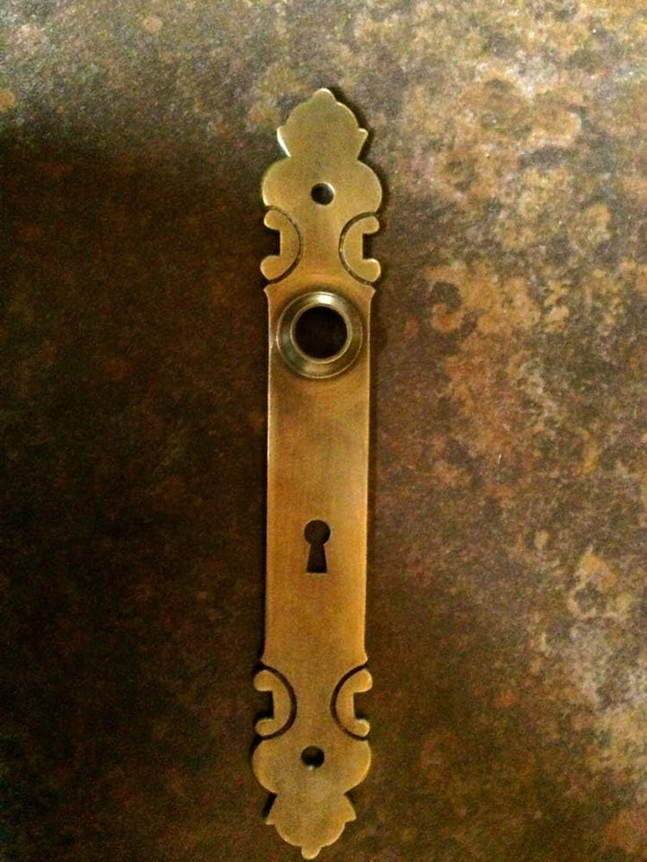 Antikas - Langschild Kotten in Messing patiniert, Biedermeier Türbeschag