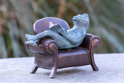 IDYL Bronze-Skulptur Lesender Frosch auf einem Sofa | 13x11x18 cm | Tierfigur aus Bronze handgeferti