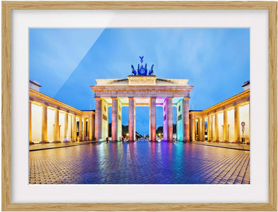 Bild mit Rahmen - Erleuchtetes Brandenburger Tor - Rahmenfarbe Eiche, 50 x 70 cm 50cm x 70cm Eiche,