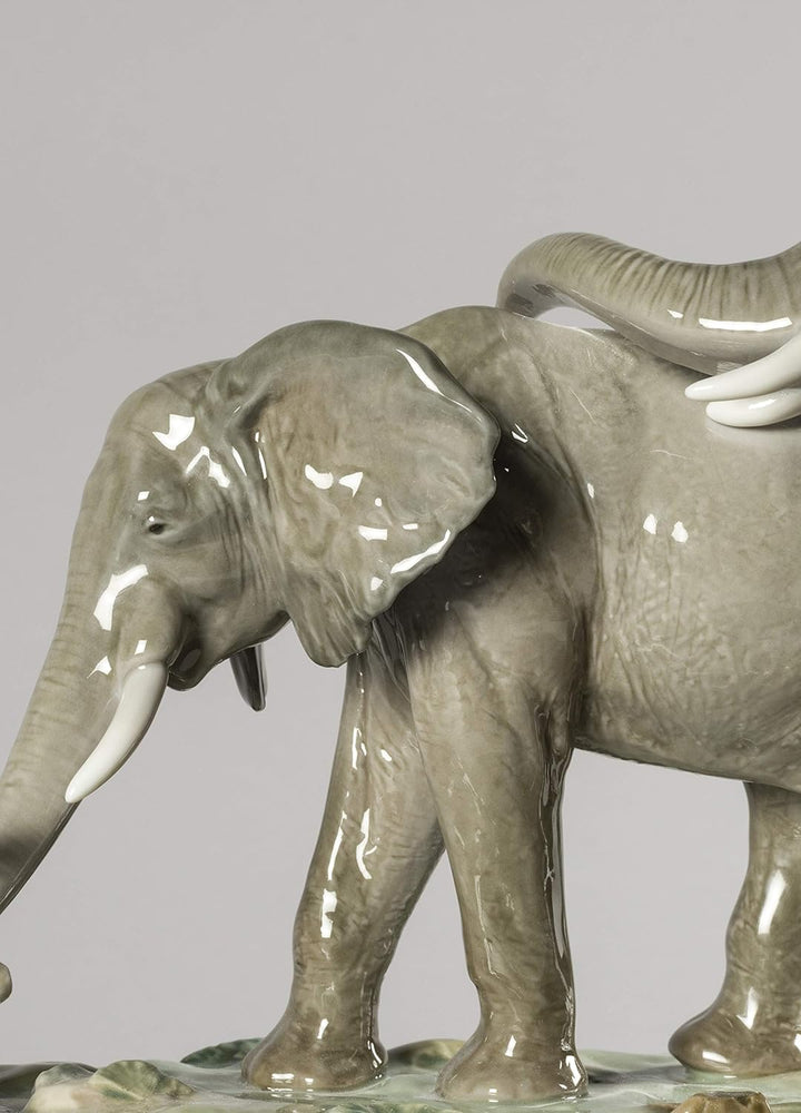 LLADRÓ Elefant-Skulptur Wir Treten In Deine Fussstapfen. Elefant. Porzellan.