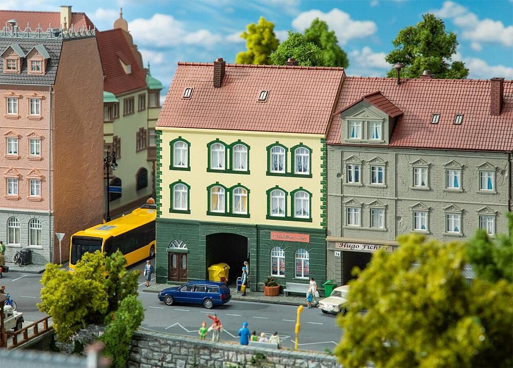 Faller 130628 Stadthaus mit Modellbaugeschäft, 13.6 x 12.5 x 17.4 cm