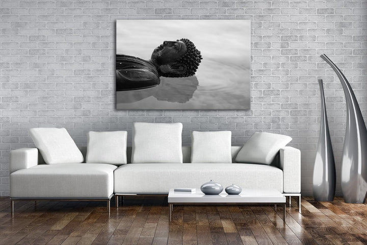 deyoli Buddha Statue am Wasser Effekt: Schwarz/Weiss im Format: 80x60 als Leinwandbild, Motiv fertig