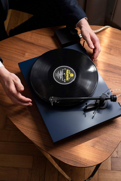 Pro-Ject Debut Carbon EVO, Audiophiler Plattenspieler mit Carbon Tonarm, elektronischer Geschwindigk