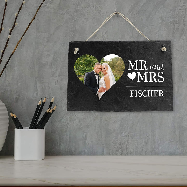 wandmotiv24 Schiefertafel Hochzeit Mr. & Mrs., Aufhängeschild mit Strick, Personalisierbar Digitaldr