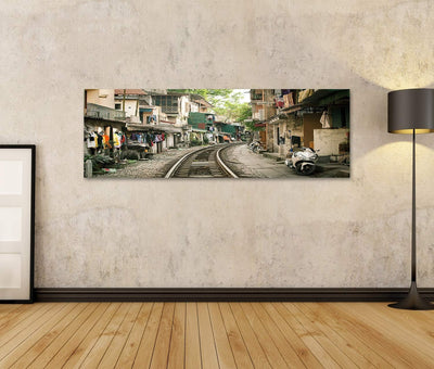 Bild Bilder auf Leinwand Lokale Häuser in der Nähe der aktiven Eisenbahn in der Altstadt von Hanoi,