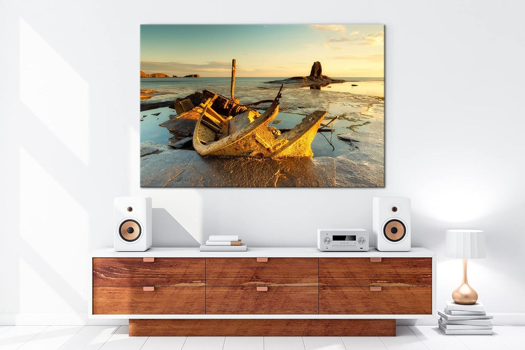 deyoli altes Bootswrack in der Meeresbucht Format: 80x60 als Leinwandbild, Motiv fertig gerahmt auf