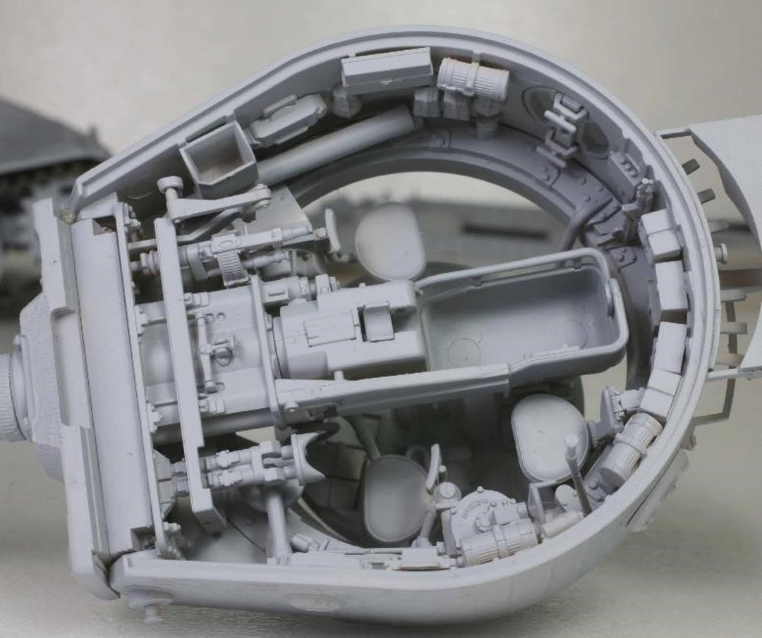 Amusing Hobby 35A051 PzKpfwg.VI Tiger(P) 003 mit Zimmerit und Full Interior - Massstab 1:35 Modellba
