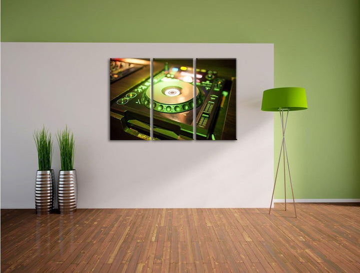 Pixxprint Grün beleuchteter DJ Pult als Leinwandbild | Grösse: 3 Teilig (120x80) | Wandbild| Kunstdr